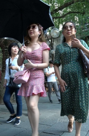 4K – 风韵犹存的碎花裙美妇 [1.33 GB/MP4]