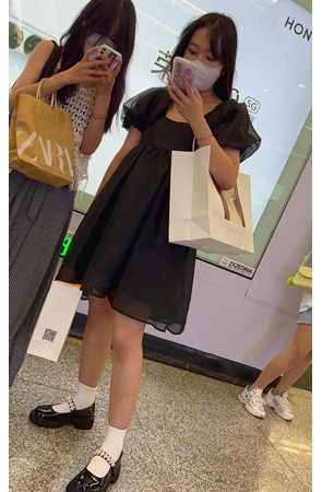 黑色连衣裙美女