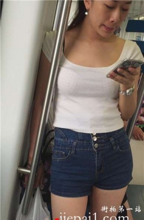 地铁上拍摄紧身牛仔热裤小清新美女