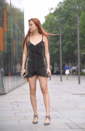 街拍性感短裙美女摆拍