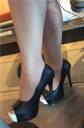 诱人的鱼嘴高跟鞋美足