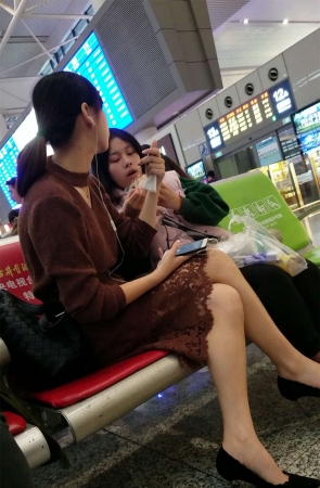 高铁站长椅候车的连衣长裙肉色丝袜高跟漂亮美女
