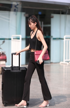 黑色长裤大长腿虎牙漂亮小姐姐