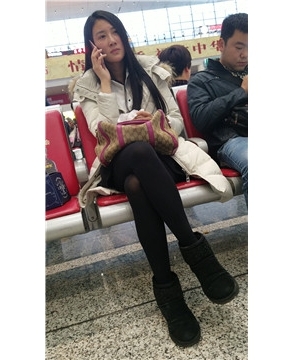 4k-街拍候车室内打电话的黑丝美腿美女