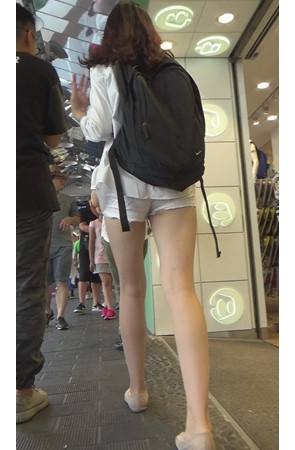 白色短裤长腿小姐姐