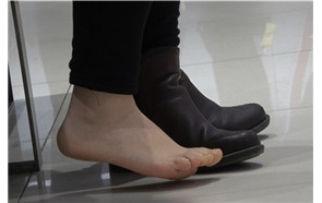 4k-黑色外套紧身裤街拍美足