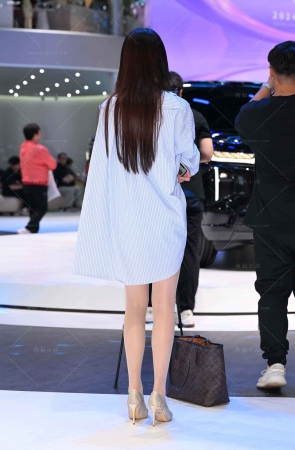 努力直播卖车的丝腿小姐姐