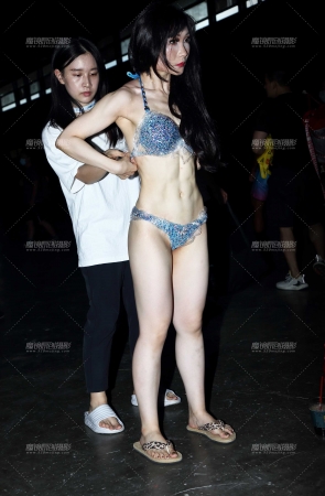 浓妆白嫩比基尼