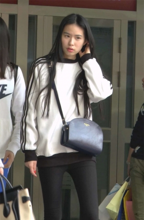 黑色打底裤美女