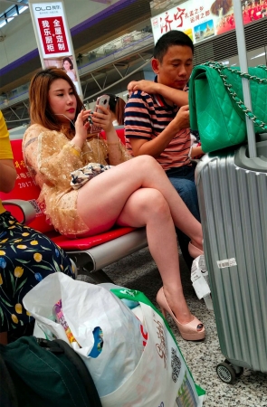 高铁候车室的极品靓女