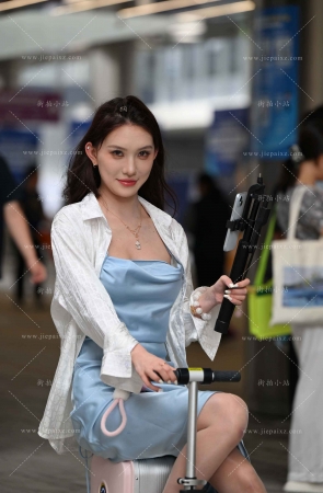 蓝色裙油亮丝美女 [19P]