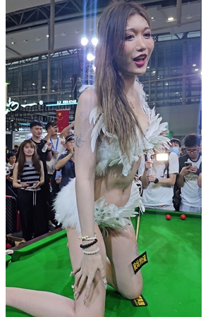 球桌上的性感模特