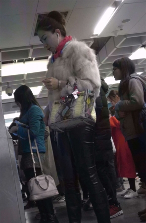 商场连拍各种皮裤女