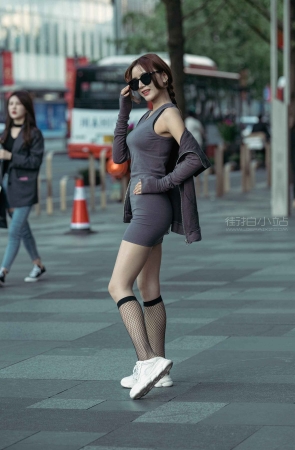 搭讪灰色短裙网袜女孩