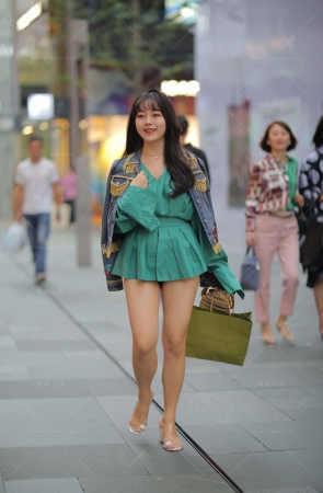 偶遇绿色短裙小姐姐
