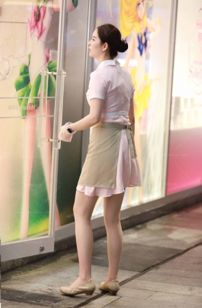 夜幕下的肉丝好利来小姐姐【套图➕单反视频】 10P