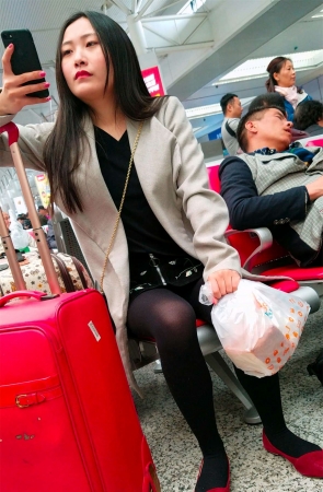 车站候车的包臀短裙长发美眉黑色丝袜