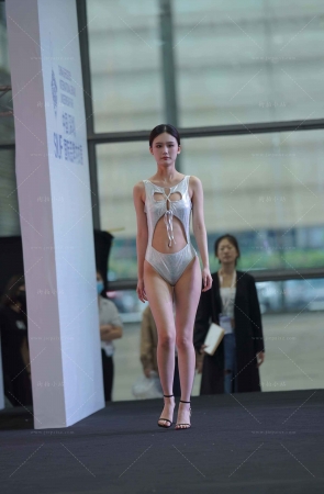 连体比基尼美女