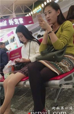 4k-高铁候车室笑容超级甜美的黑丝美腿MM，颜值简直要爆表。