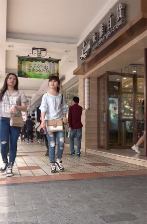 超紧身蓝色牛仔裤性感小姐姐