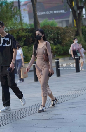 街拍裹TUN裙美眉