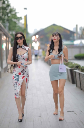 两位性感的美女姐妹