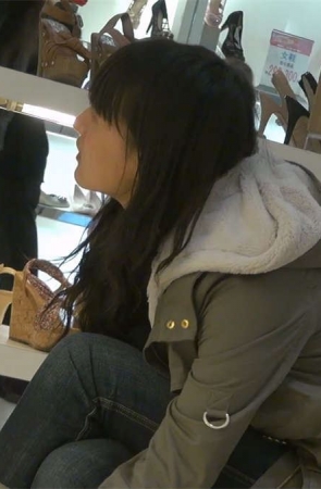 齐刘海的美女商场试鞋
