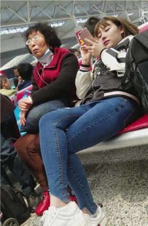 4k-紧身蓝牛美女躺着玩手机