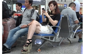 4K – 吸引众多目光的女孩 [1.54 GB/MP4]