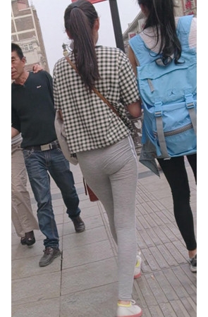 灰色紧身裤妹子