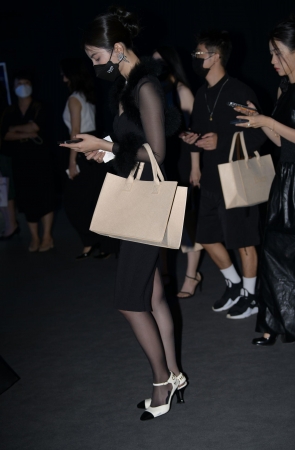 221029-21+96靓丽黑丝美女