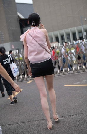 打电话的长腿美眉