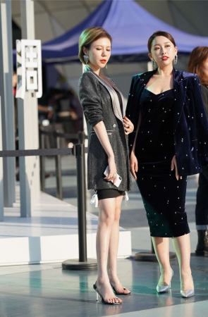 黑色紧身包臀裙短发熟女