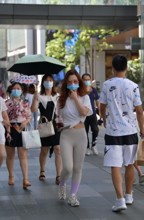 浅灰色瑜伽女孩