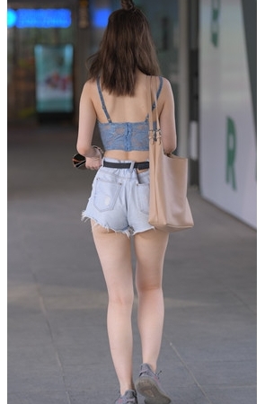 热裤妹子(71P)[1.37G/JPG]