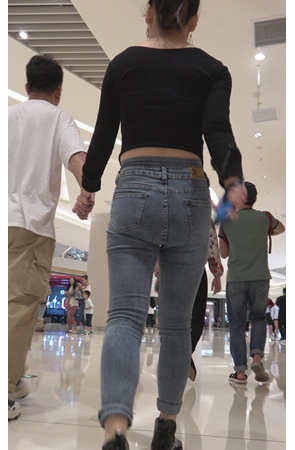 商场里的牛仔裤妹子