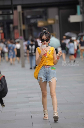 街拍黄衣服高腰热裤小可爱