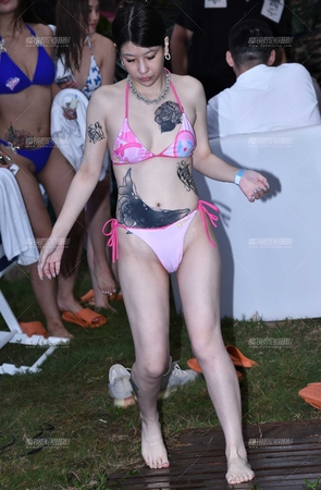 纹身和泳衣搭配