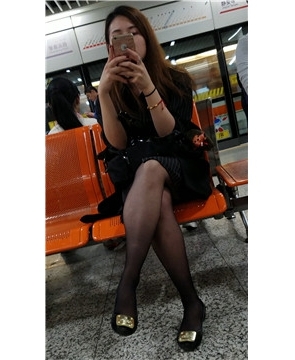 4k超清，候车室拍摄原味黑丝性感美腿气质小姐姐
