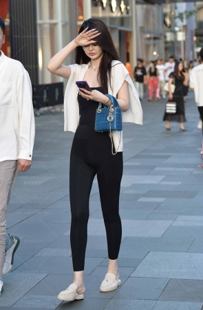 24513-6=73√黑色紧身裤美女 13P