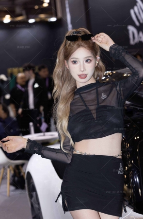 LB818-73P苏州改装-喜欢裸腿还是黑丝？一块冰女神通通满足你