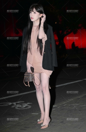 夜拍等车美女 [23P]