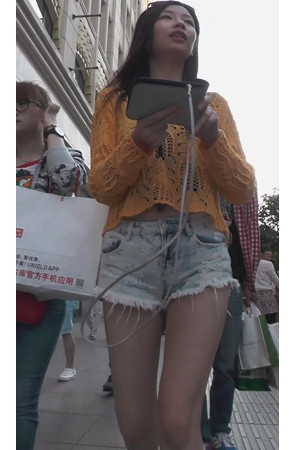 毛边牛仔热裤月牙妹子