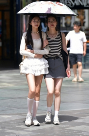 清纯闺蜜两美女