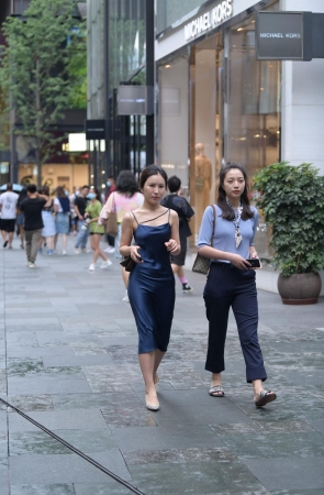 吊带长裙妹子