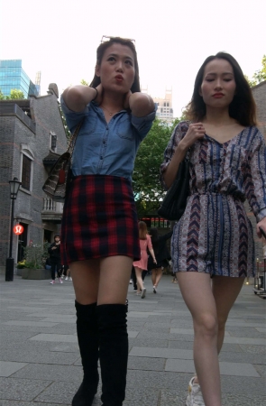 一对美腿时尚姐妹花