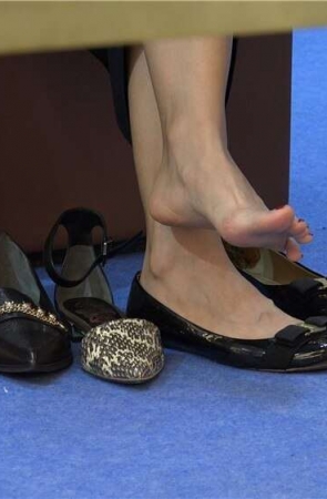 4K – 试高跟的苗条身材黑长裙美女 [3.76 GB/MP4]