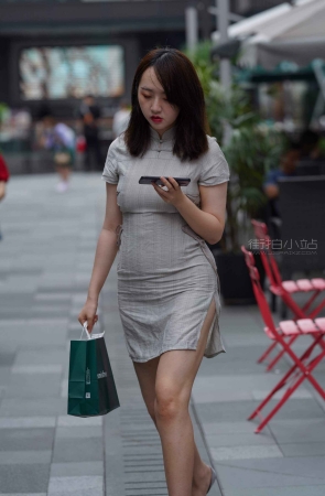 街拍灰裙女子