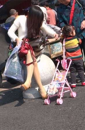 坐在圆石蹬上的性感美丽肉丝美女