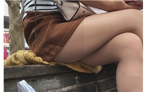 近距离拍摄美腿肉丝女孩花坛边聊天